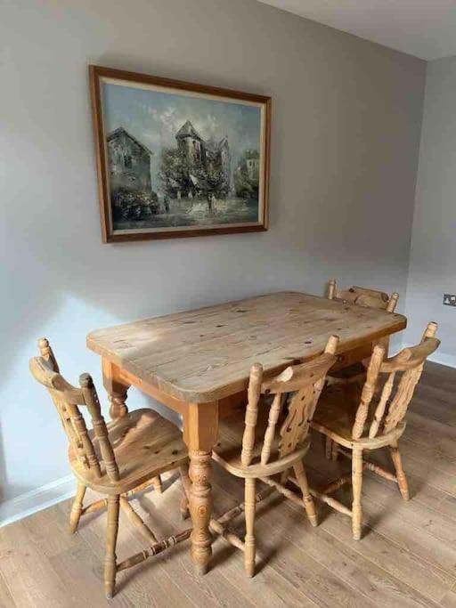 Modern Edinburgh Apartment 2 bedrooms & two bathrooms view 3