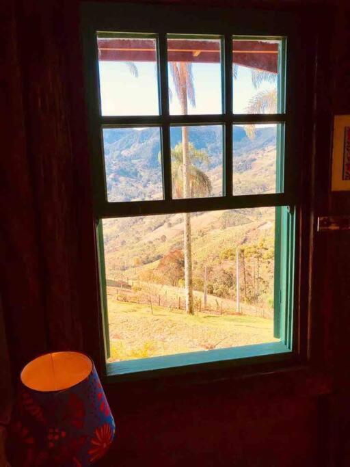 Suíte Pura Vista . Parede de vidro . Lareira