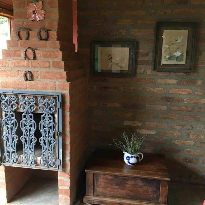 Suíte Pura Vista . Parede de vidro . Lareira