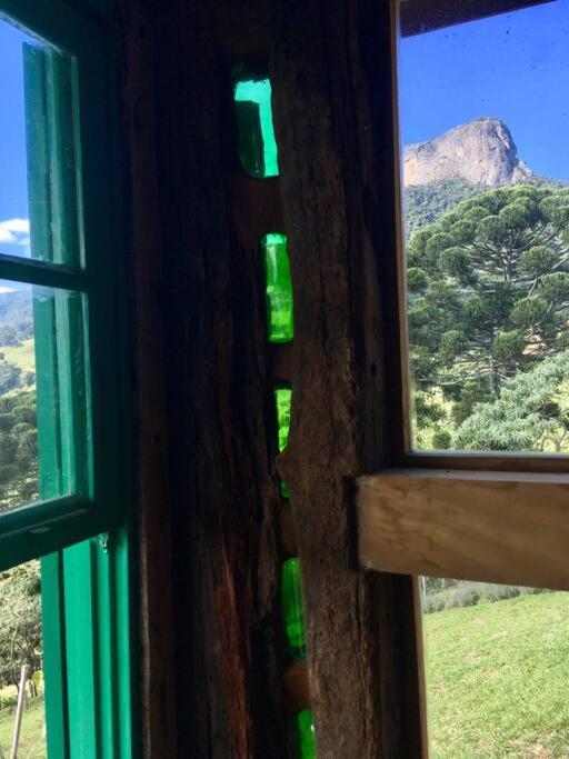 Suíte Pura Vista . Parede de vidro . Lareira