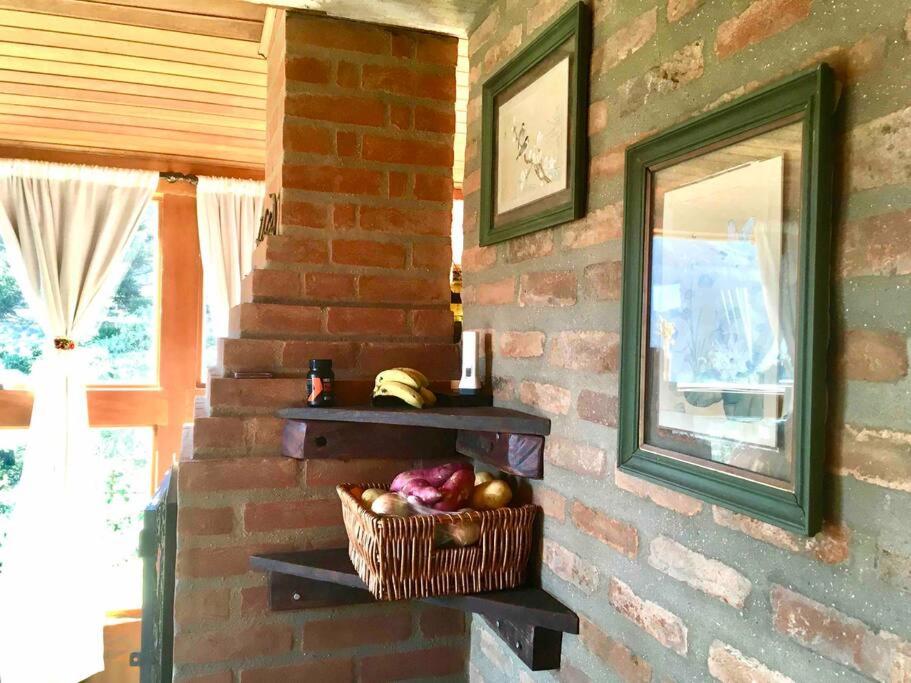 Suíte Pura Vista . Parede de vidro . Lareira