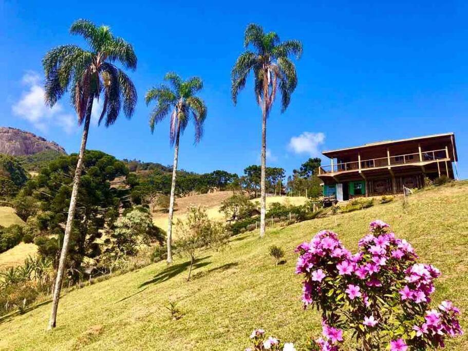 Suíte Pura Vista . Parede de vidro . Lareira