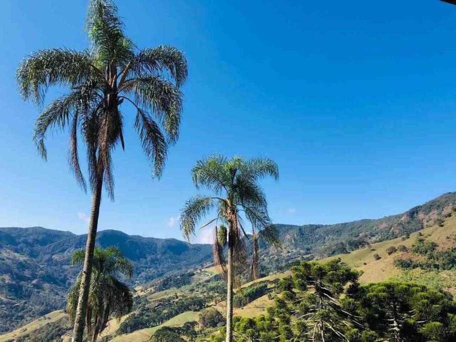 Suíte Pura Vista . Parede de vidro . Lareira