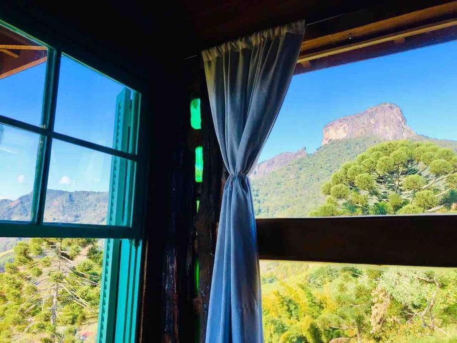 Suíte Pura Vista . Parede de vidro . Lareira