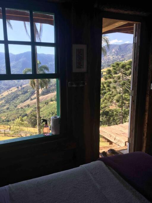 Suíte Pura Vista . Parede de vidro . Lareira