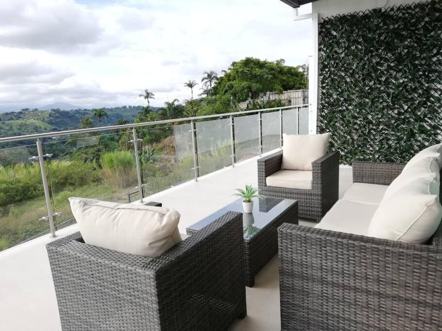 Amplio apartamento de 180 metros con terrazas con vista única cafetera en Armenia