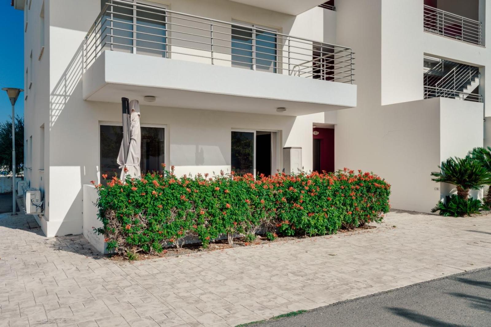 Cozy 2 Bedroom Family Apartment w/ Pool