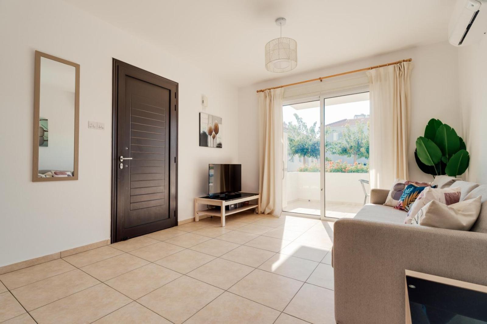 Cozy 2 Bedroom Family Apartment w/ Pool
