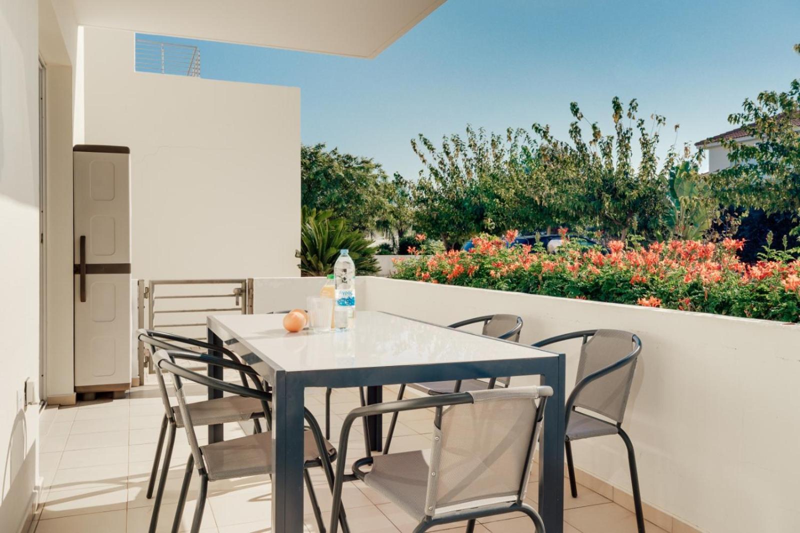 Cozy 2 Bedroom Family Apartment w/ Pool