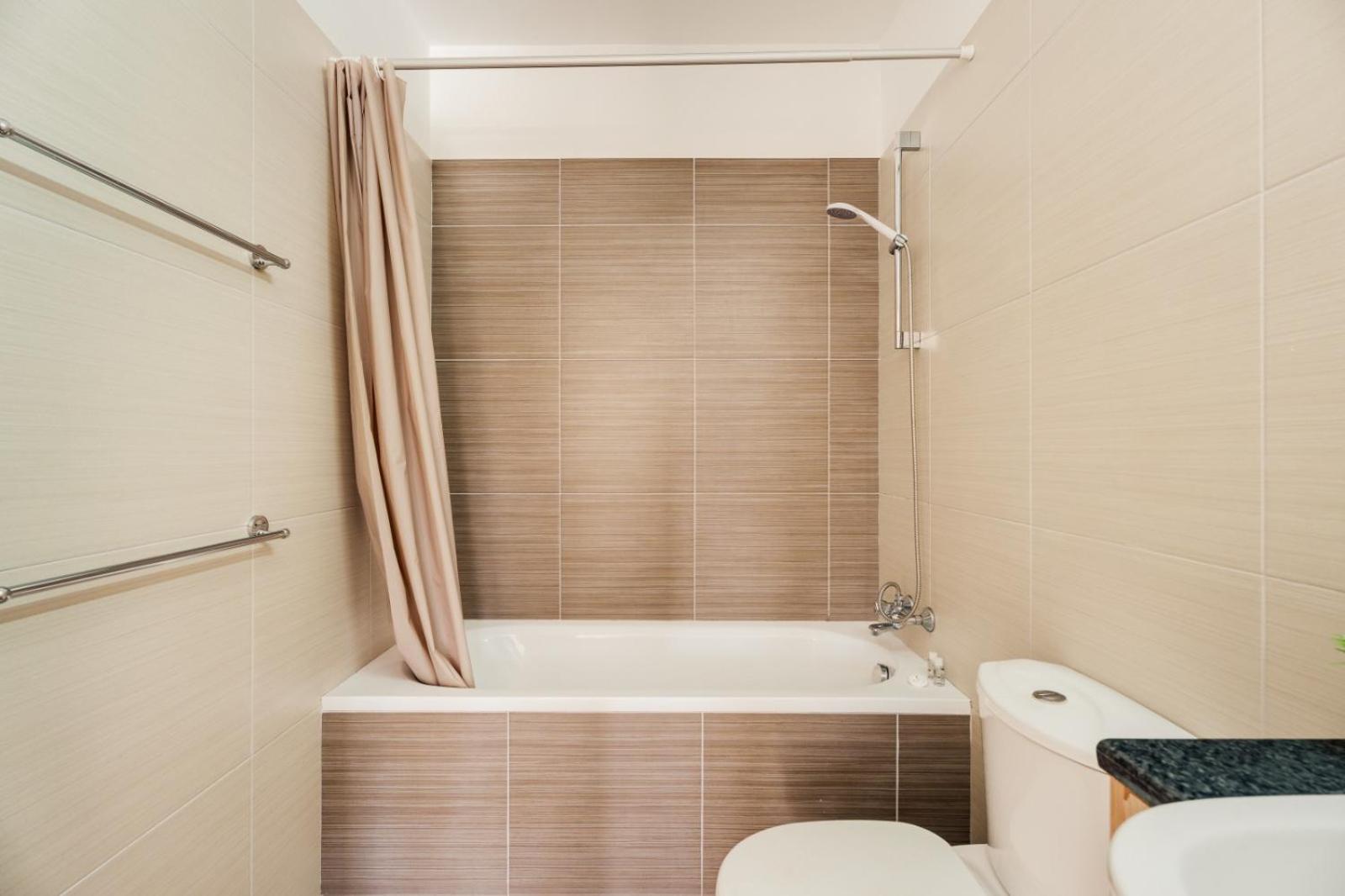 Cozy 2 Bedroom Family Apartment w/ Pool