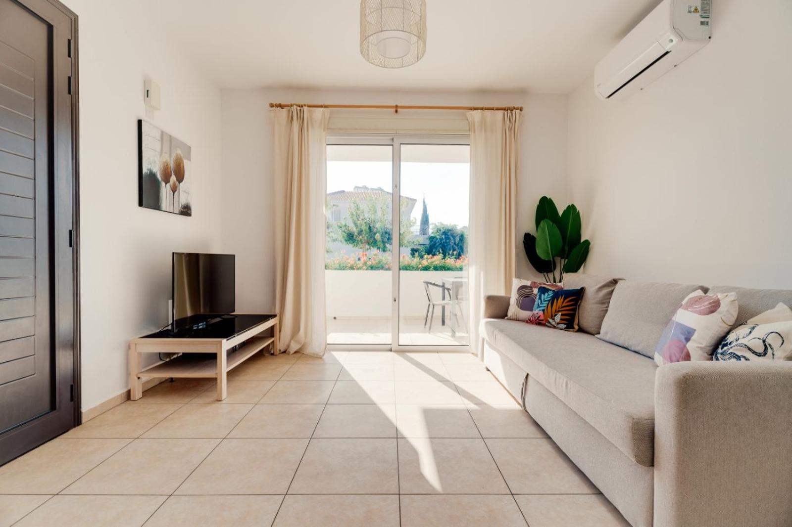 Cozy 2 Bedroom Family Apartment w/ Pool