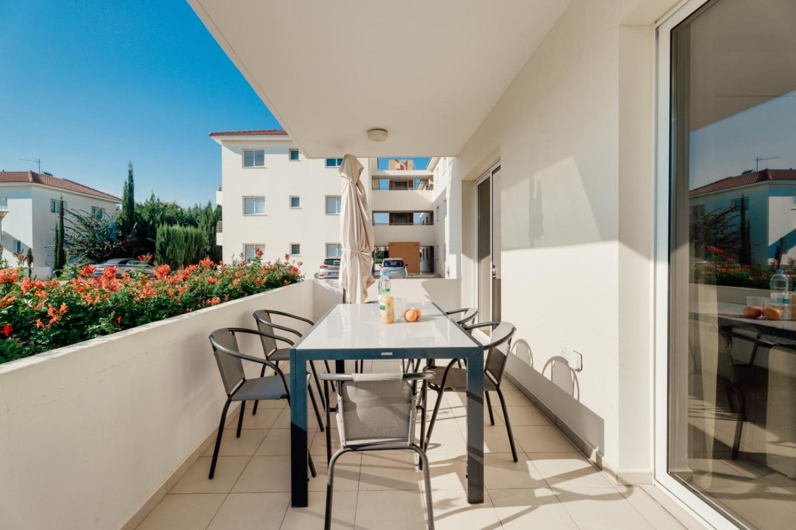 Cozy 2 Bedroom Family Apartment w/ Pool