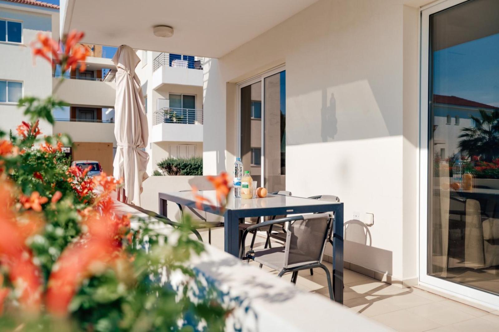 Cozy 2 Bedroom Family Apartment w/ Pool