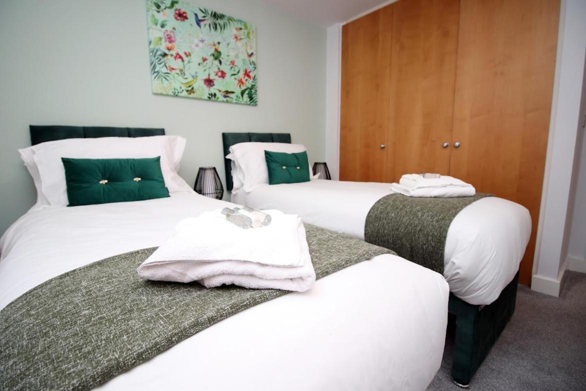 Hamilton Court Apartment for 4 Guests, Bright and Central Location with Balcony and Wi-Fi view 4