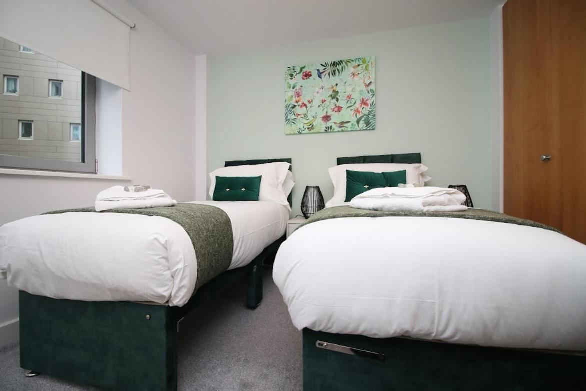 Hamilton Court Apartment for 4 Guests, Bright and Central Location with Balcony and Wi-Fi view 3