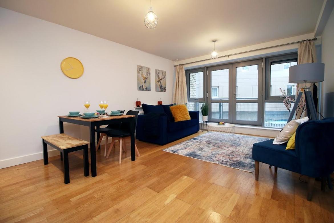 Hamilton Court Apartment for 4 Guests, Bright and Central Location with Balcony and Wi-Fi view 5