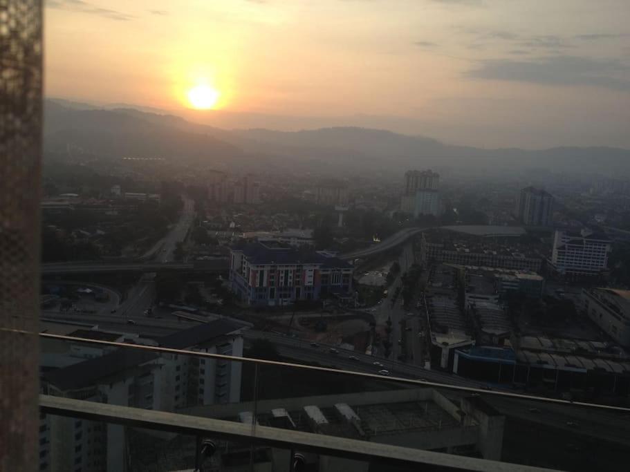 Studio with an amazing view. 10 min to KLCC