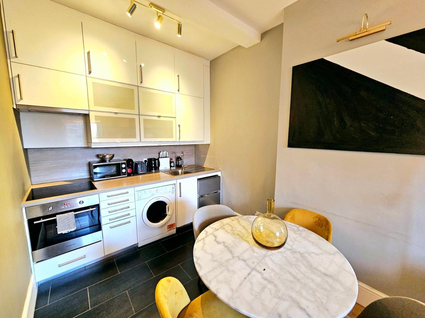 Gorgeous Hyde Park Home with Elevator Access by Tube Metro Stations