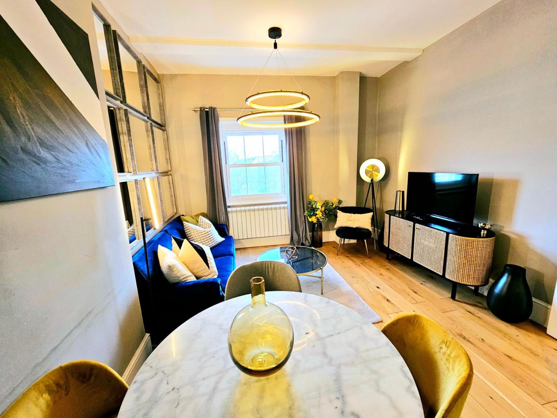 Gorgeous Hyde Park Home with Elevator Access by Tube Metro Stations