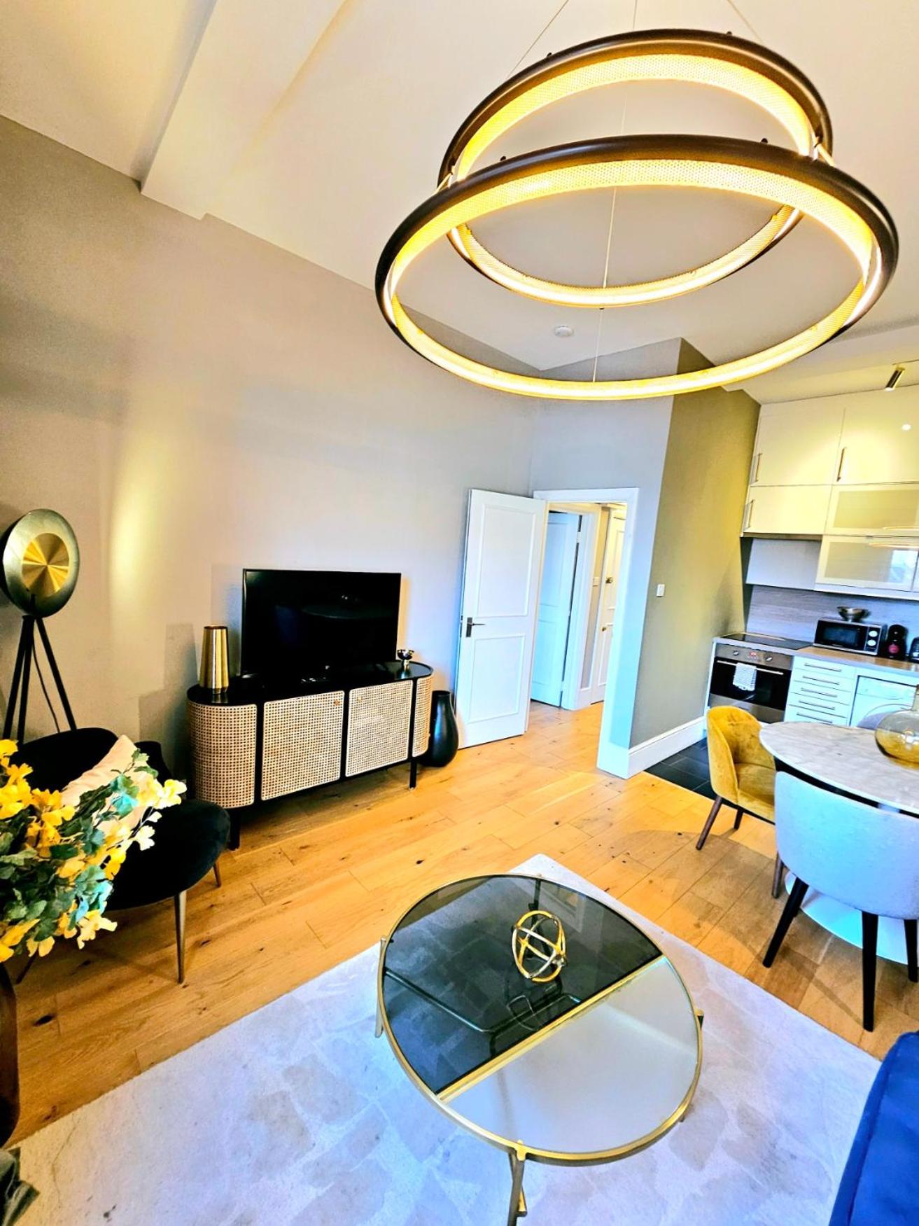 Gorgeous Hyde Park Home with Elevator Access by Tube Metro Stations
