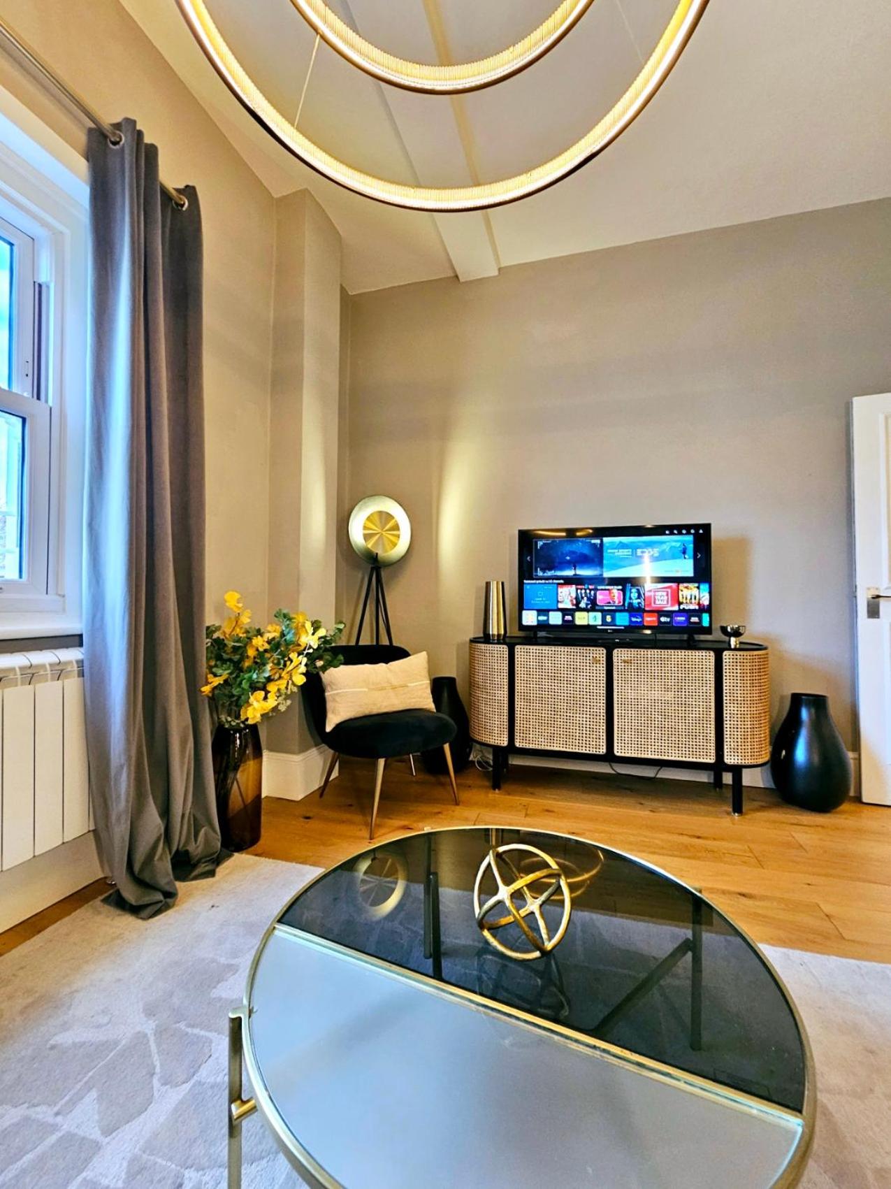 Gorgeous Hyde Park Home with Elevator Access by Tube Metro Stations
