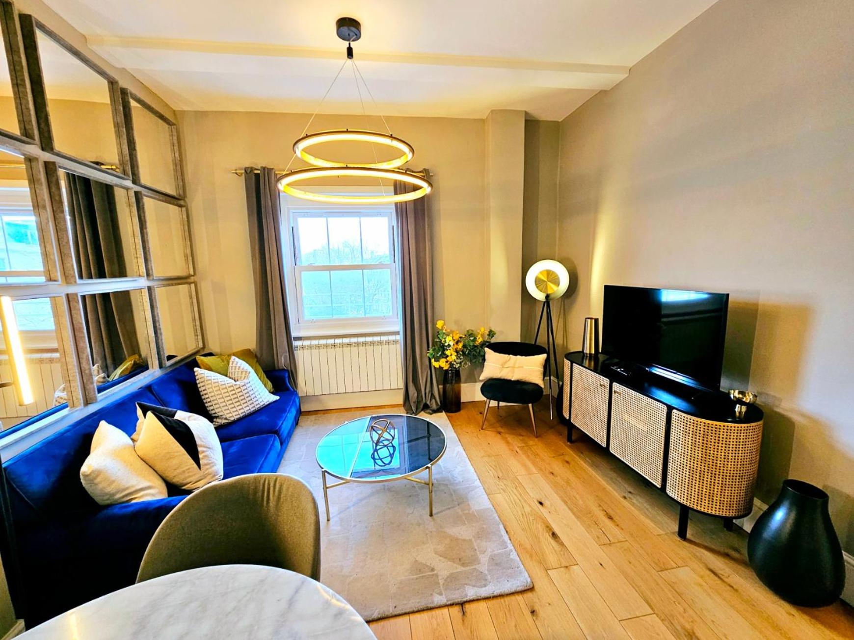 Gorgeous Hyde Park Home with Elevator Access by Tube Metro Stations