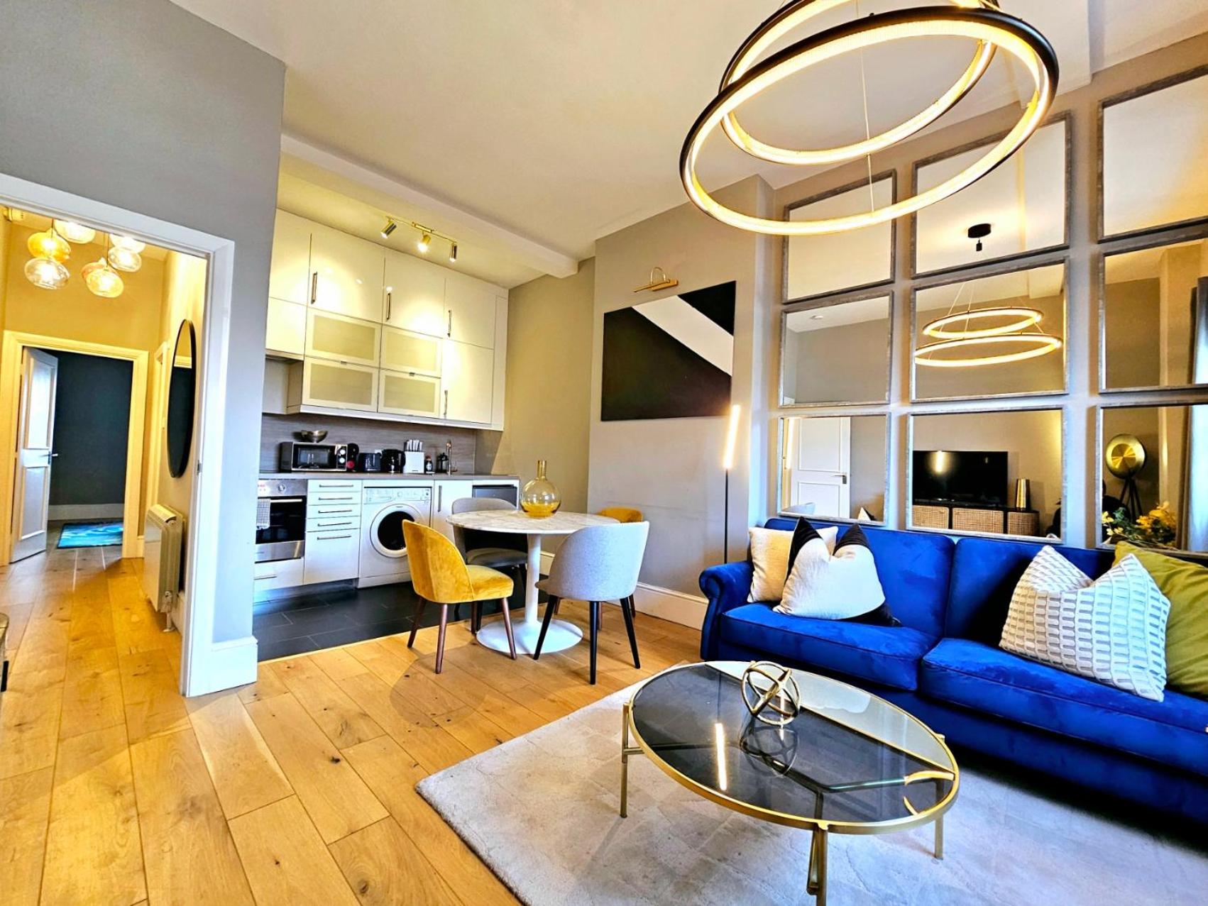 Gorgeous Hyde Park Home with Elevator Access by Tube Metro Stations