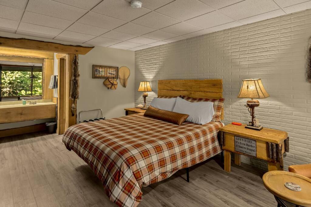 Stonegate Lodge King Bed WIFI 50 Roku TV Salt Water Pool Room #104