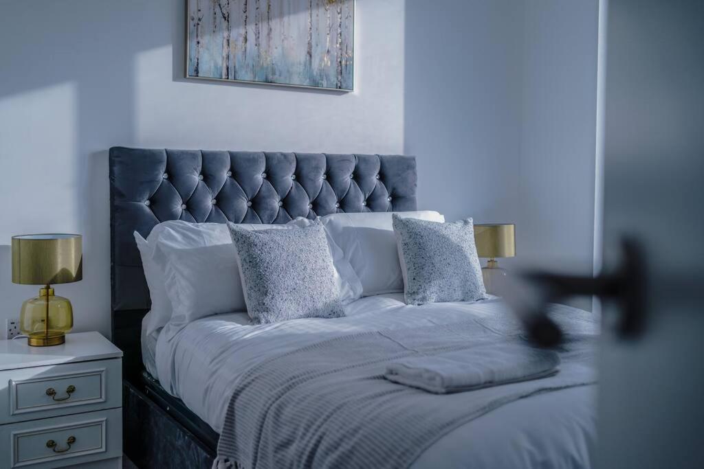 Stunning 2-Bed Premium Apartment - Free WI-FI view 4