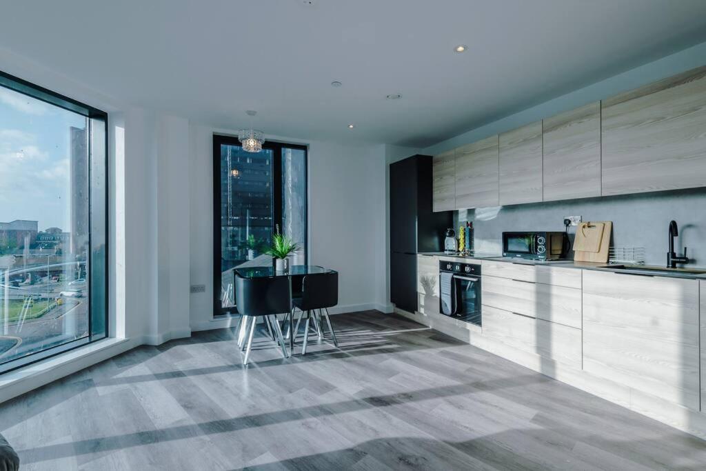 Stunning 2-Bed Premium Apartment - Free WI-FI view 5