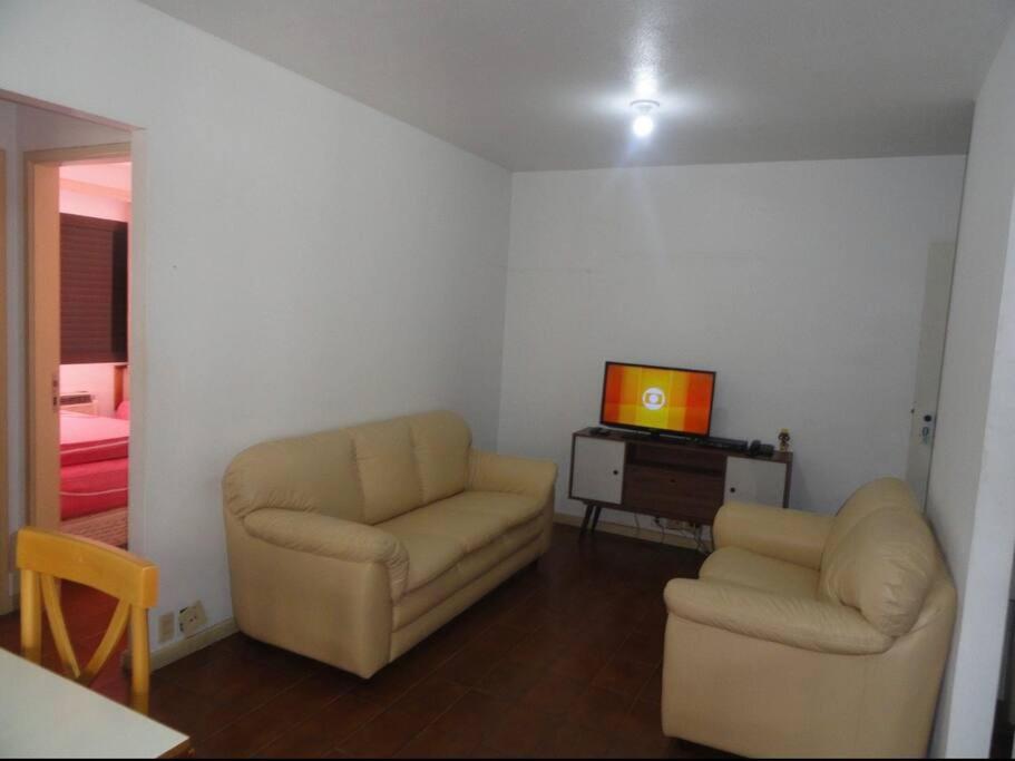 Pitangueiras com cadeira e guarda-sol exclusivo, limpeza diária, piscina climatizada e Wi-Fi