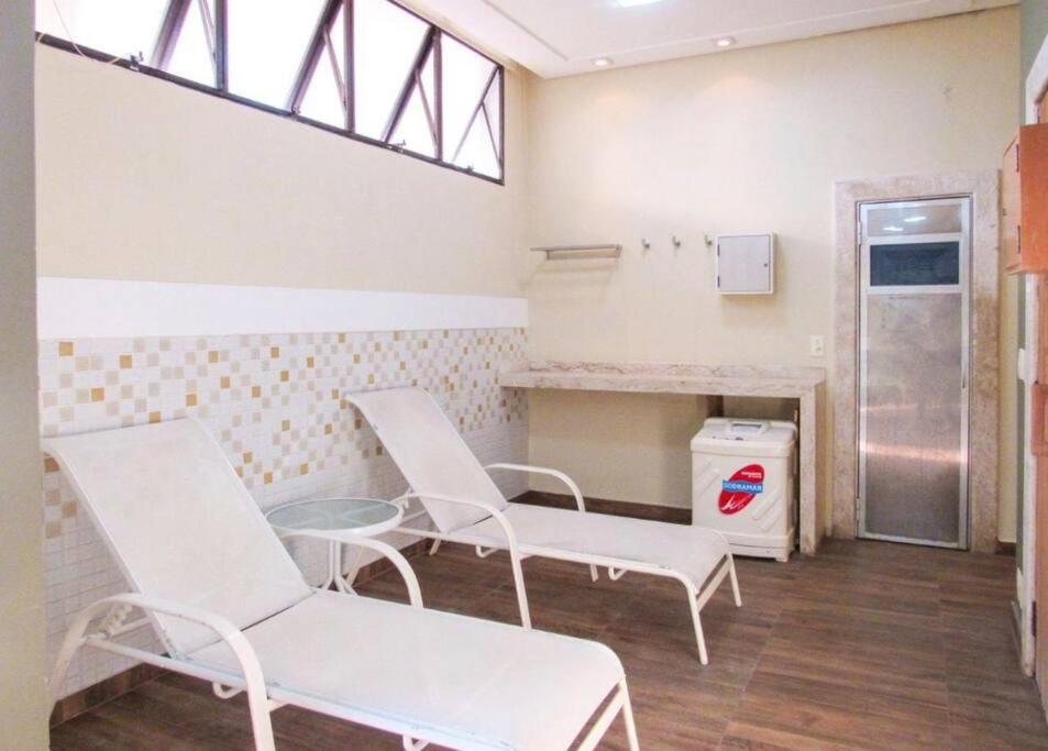 Pitangueiras com cadeira e guarda-sol exclusivo, limpeza diária, piscina climatizada e Wi-Fi