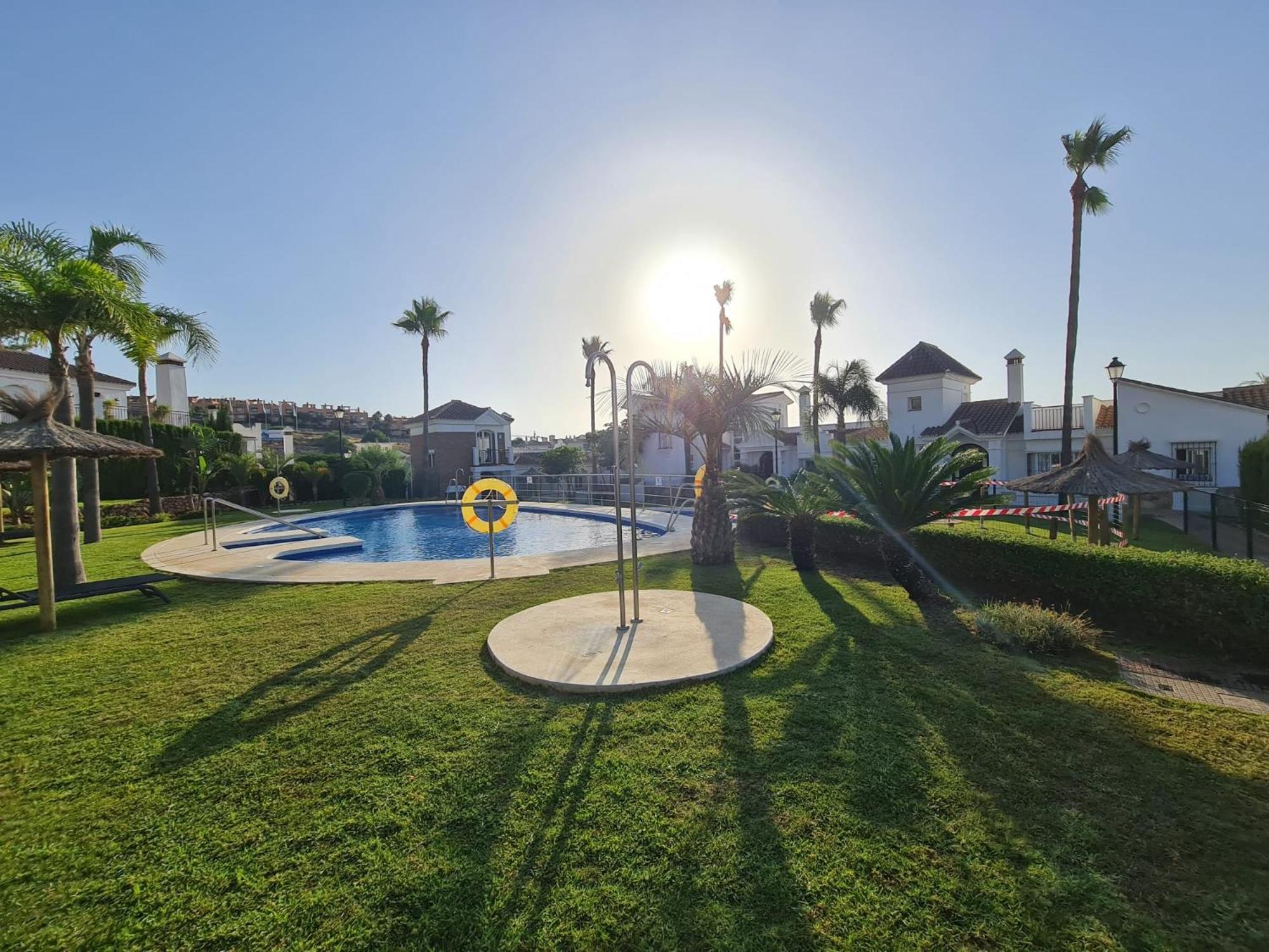 Sun & Palms - cozy flat in quiet neighbourhood with a great pool area