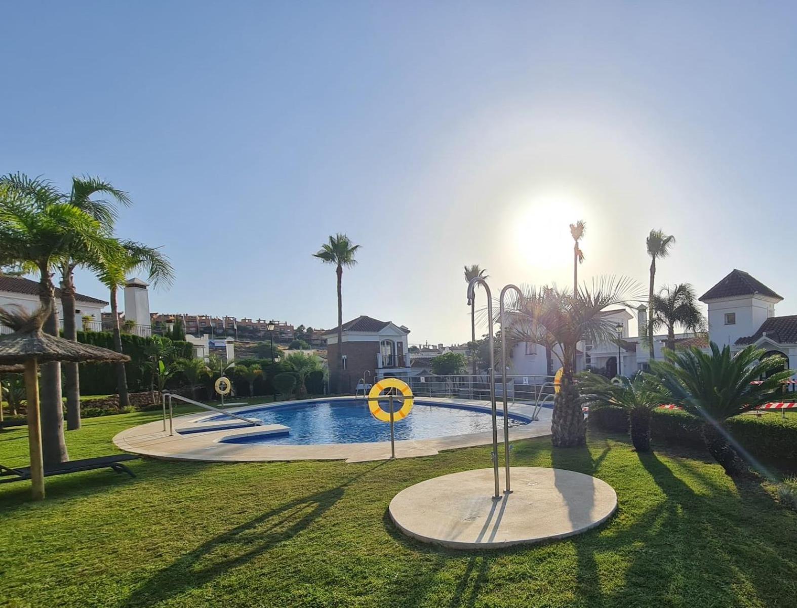 Sun & Palms - cozy flat in quiet neighbourhood with a great pool area