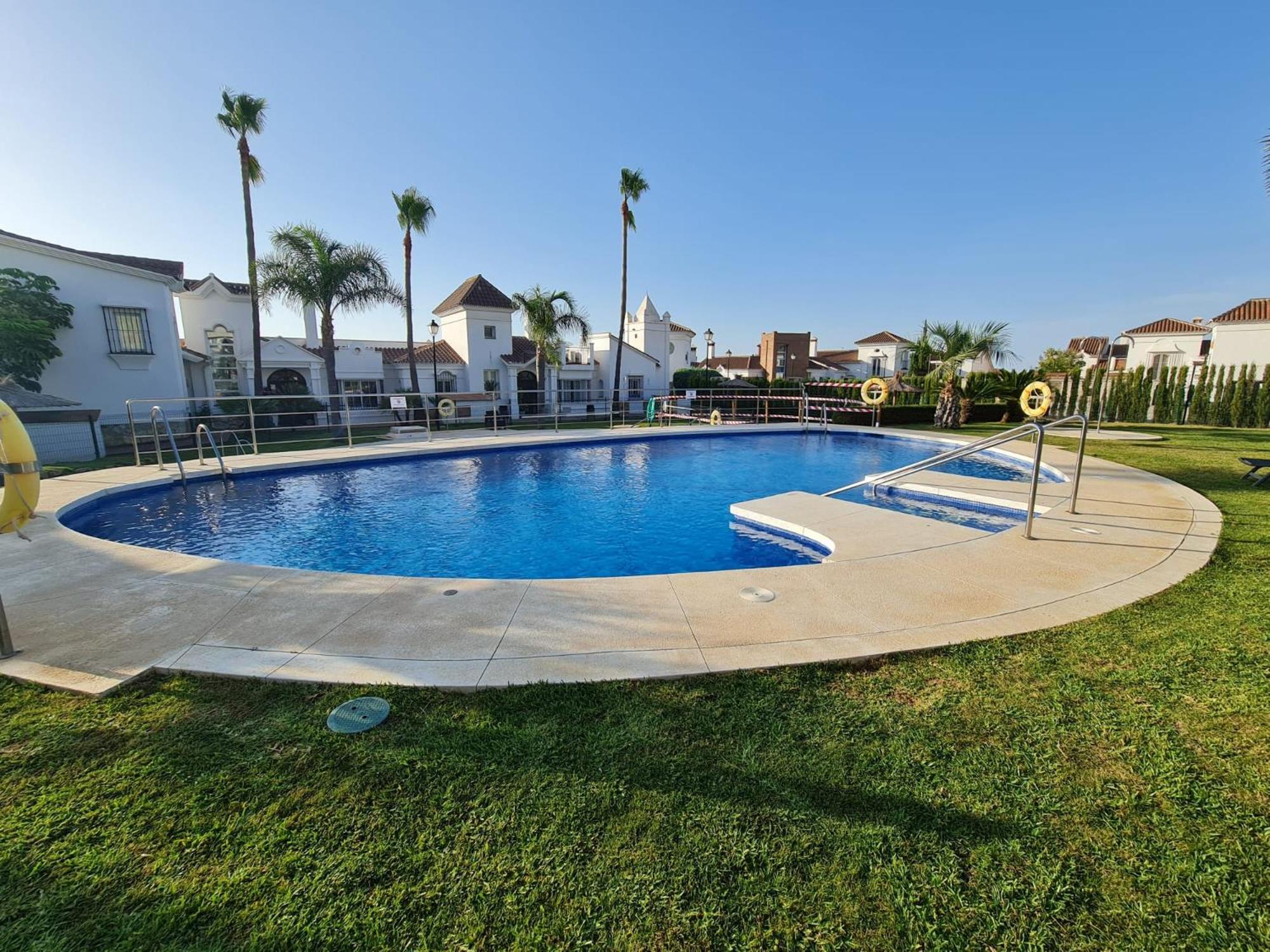 Sun & Palms - cozy flat in quiet neighbourhood with a great pool area