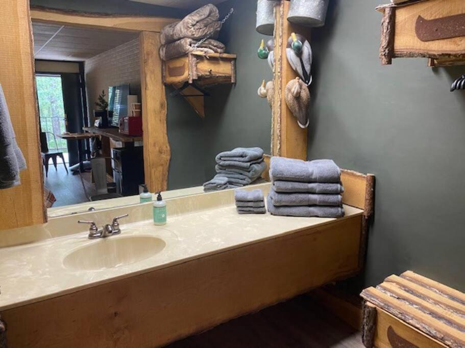 Stonegate Lodge 2 Queen Beds WIFI 50in Roku TV Salt Water Pool Room #105 view 3