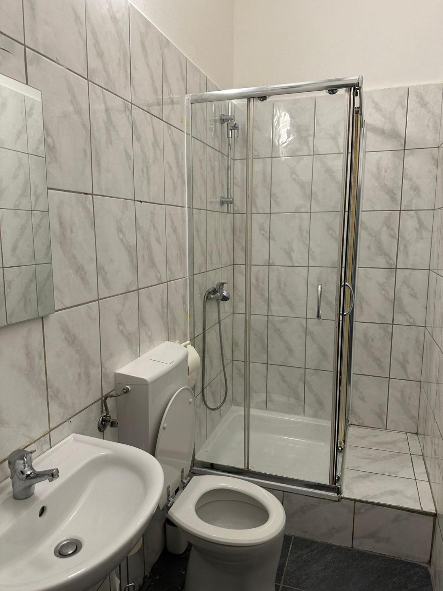 Near Westbahnhof Station Simple 2BR & 1LR Apartment