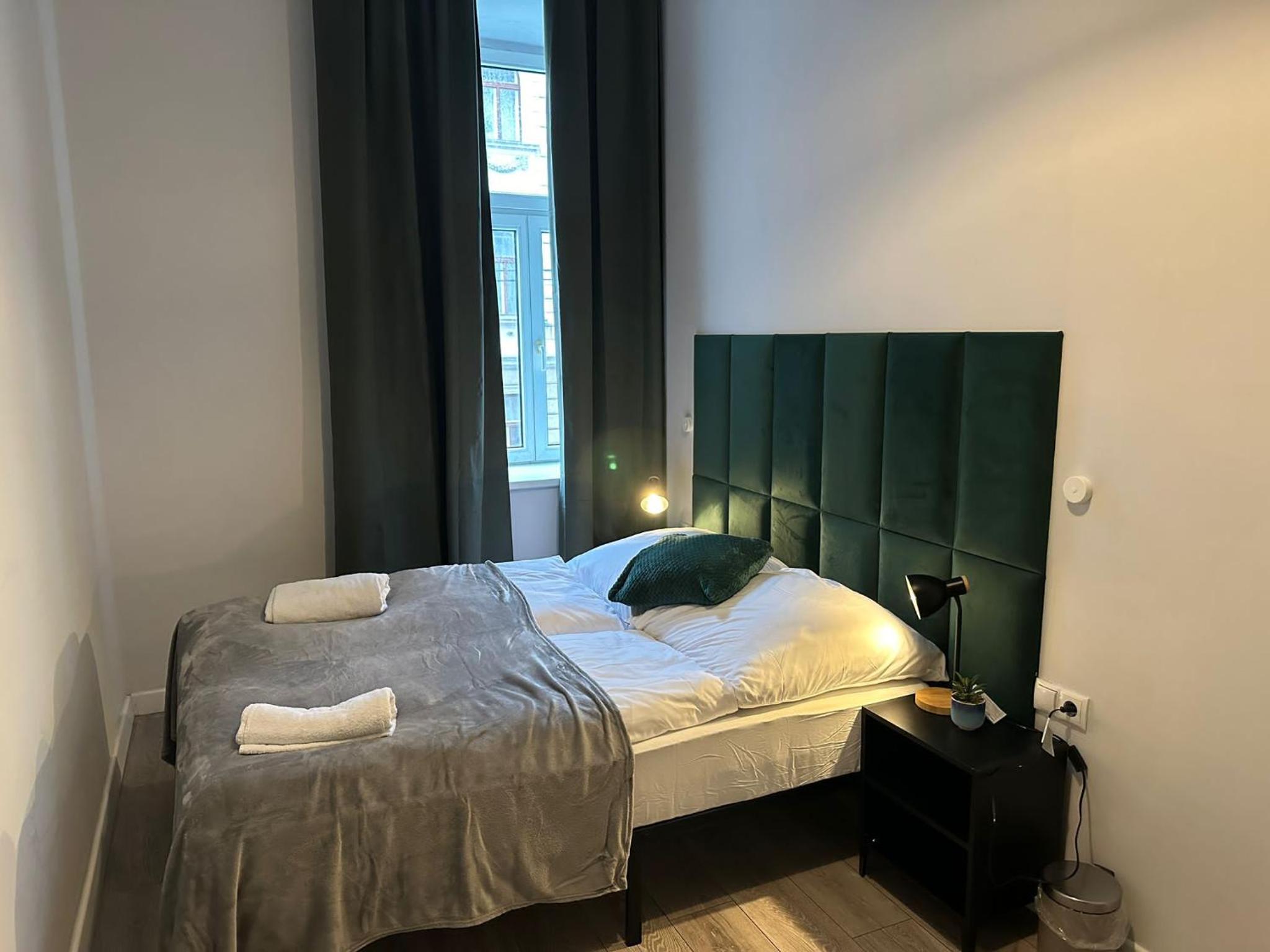 Near Westbahnhof Station Simple 2BR & 1LR Apartment