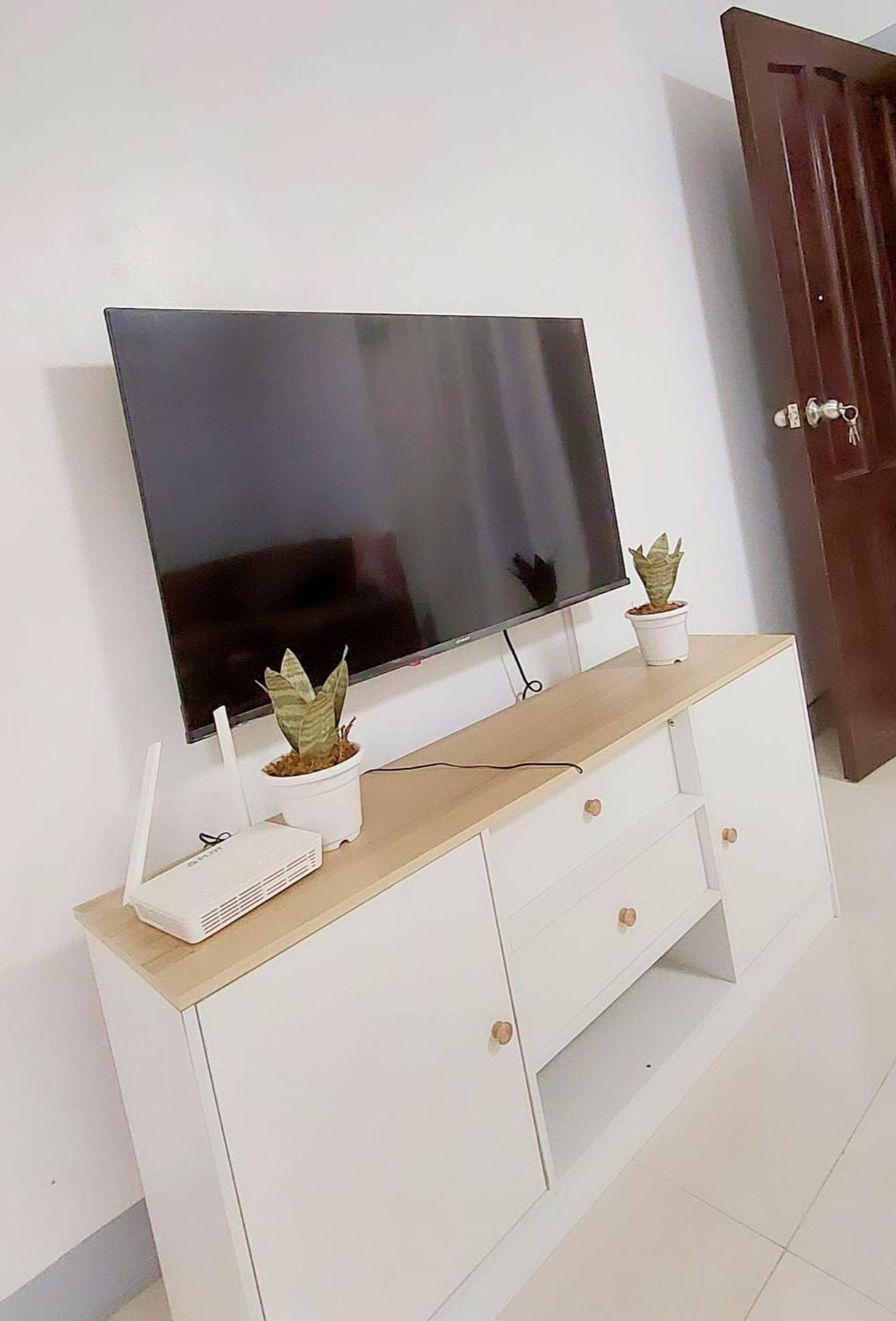 TRP16 - Cozy 2BR Townhouse near Clark Airport, Aquaplanet & Dino Island view 2
