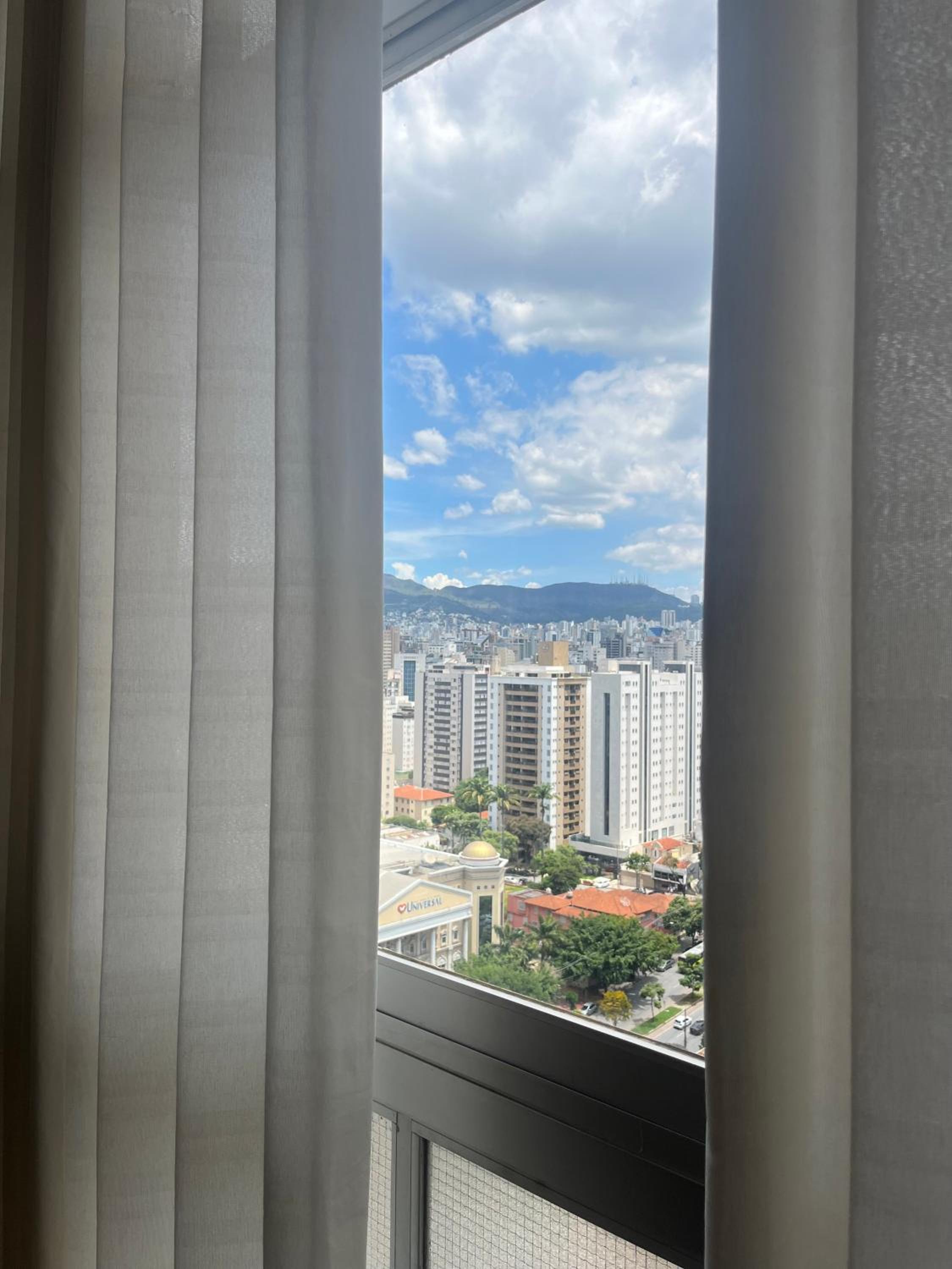 Apt no edifício JK, claro, amplo e vista!