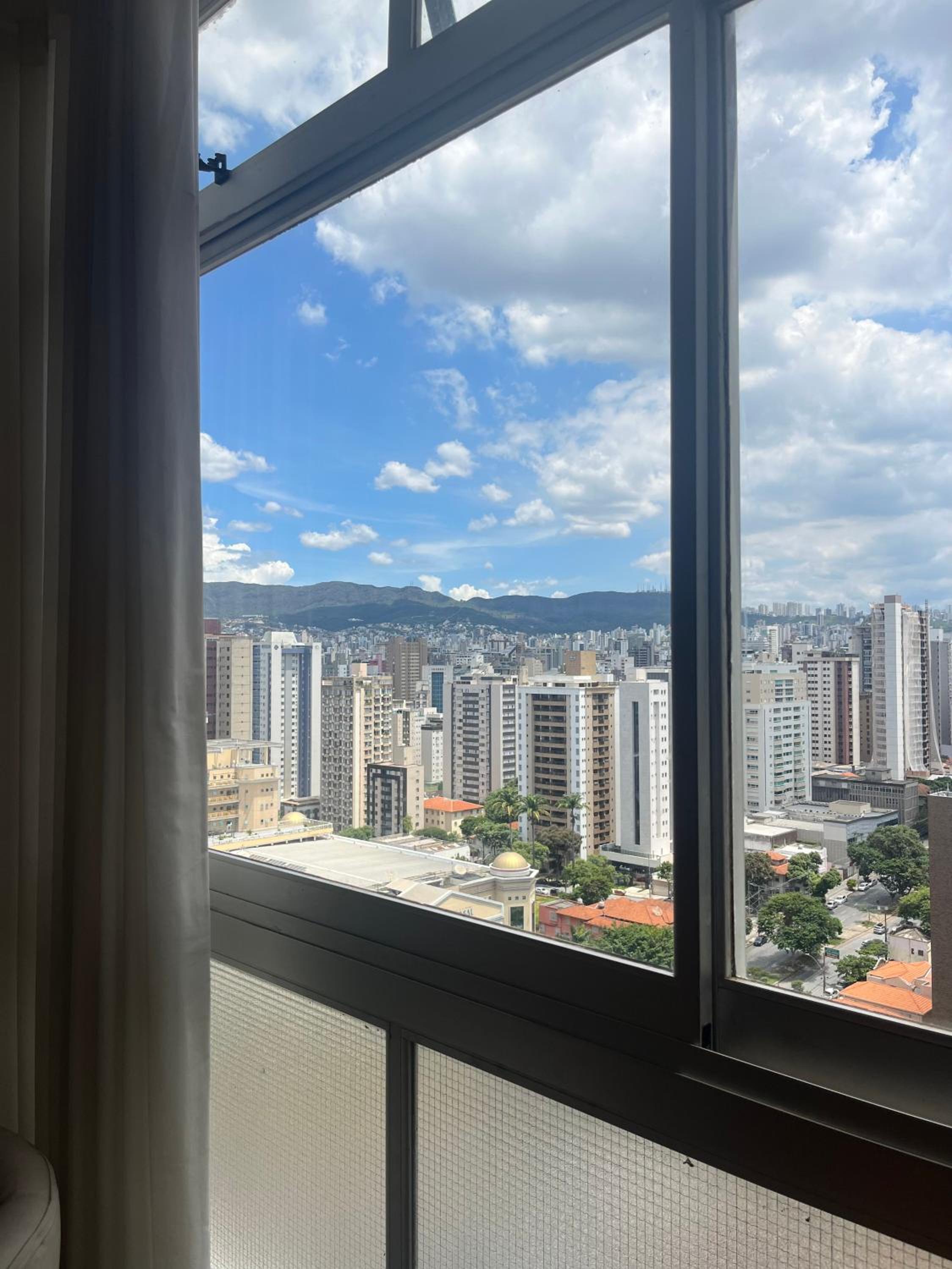 Apt no edifício JK, claro, amplo e vista!