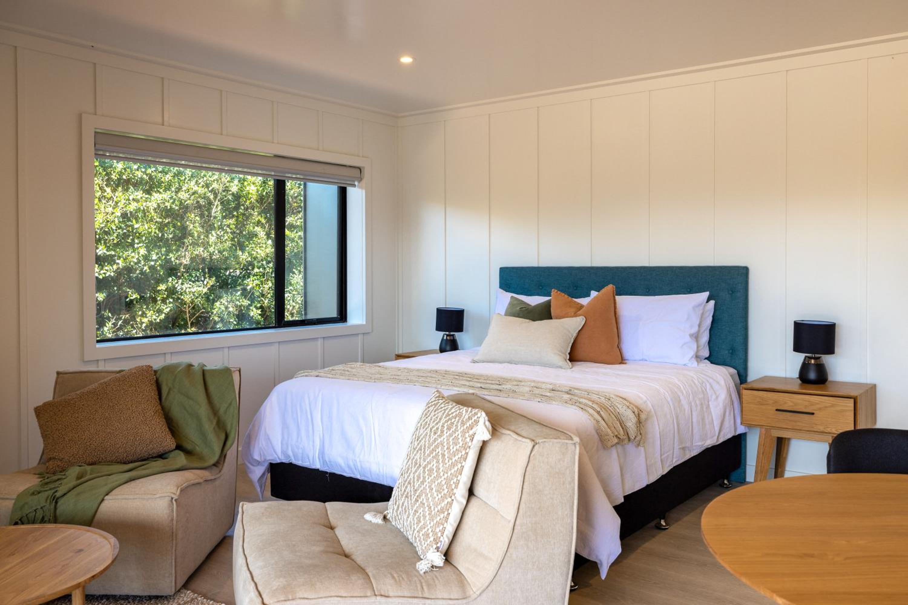 Onetangi Beach Stays Studio 1 - Coast & Country view 2