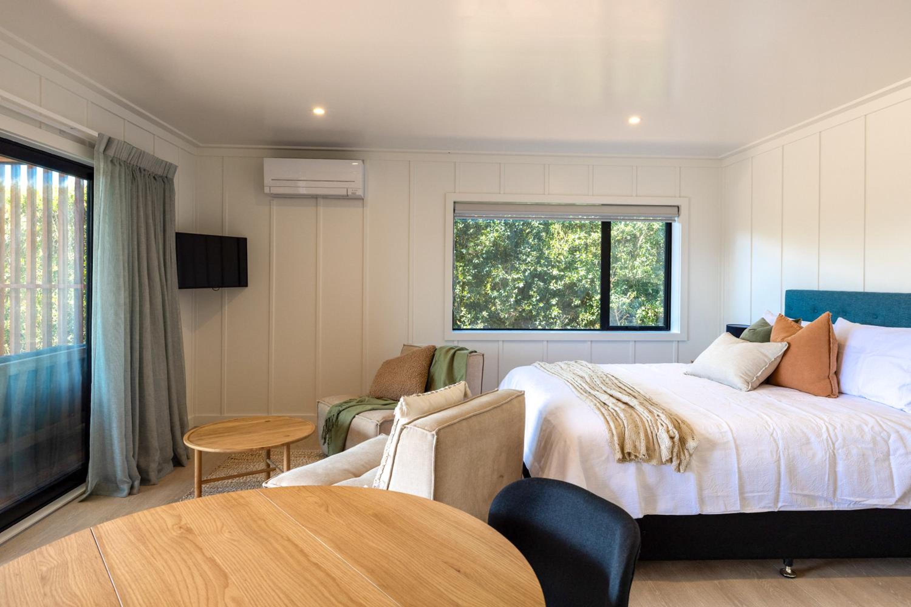 Onetangi Beach Stays Studio 1 - Coast & Country view 3