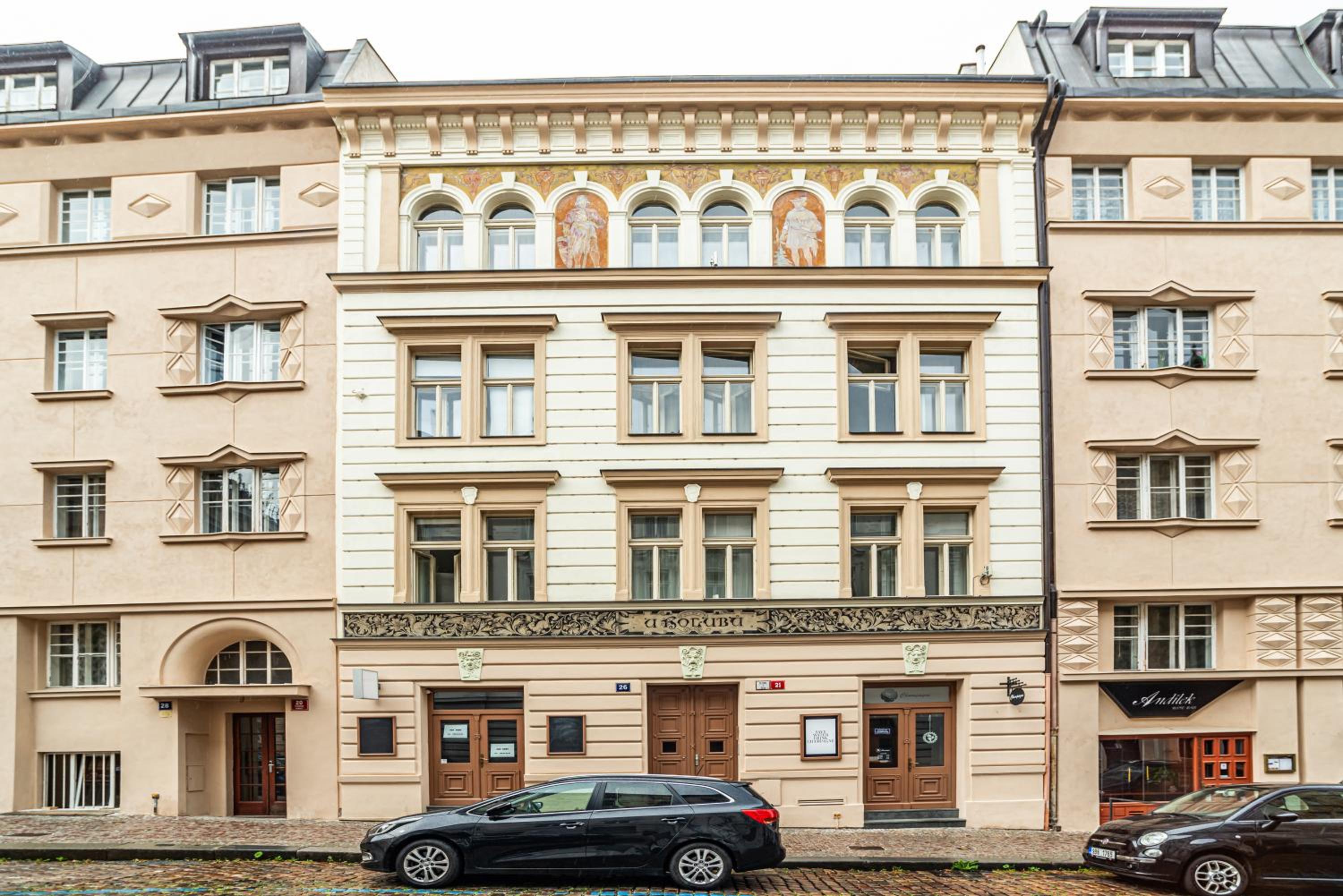 Large and stylish apartment in Prague