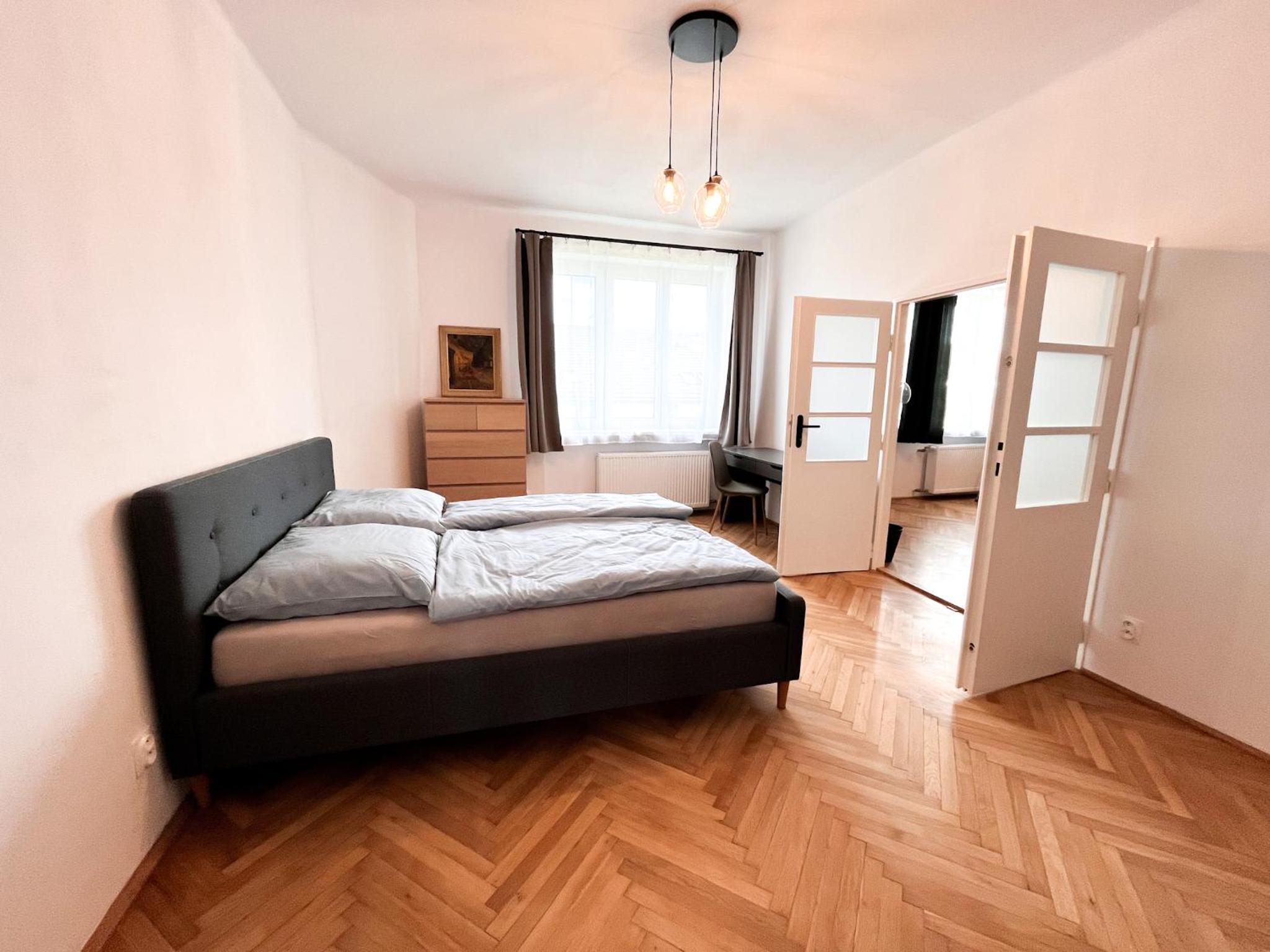 Newly renovated, 3 bedrooms flat in city center, near train station view 2