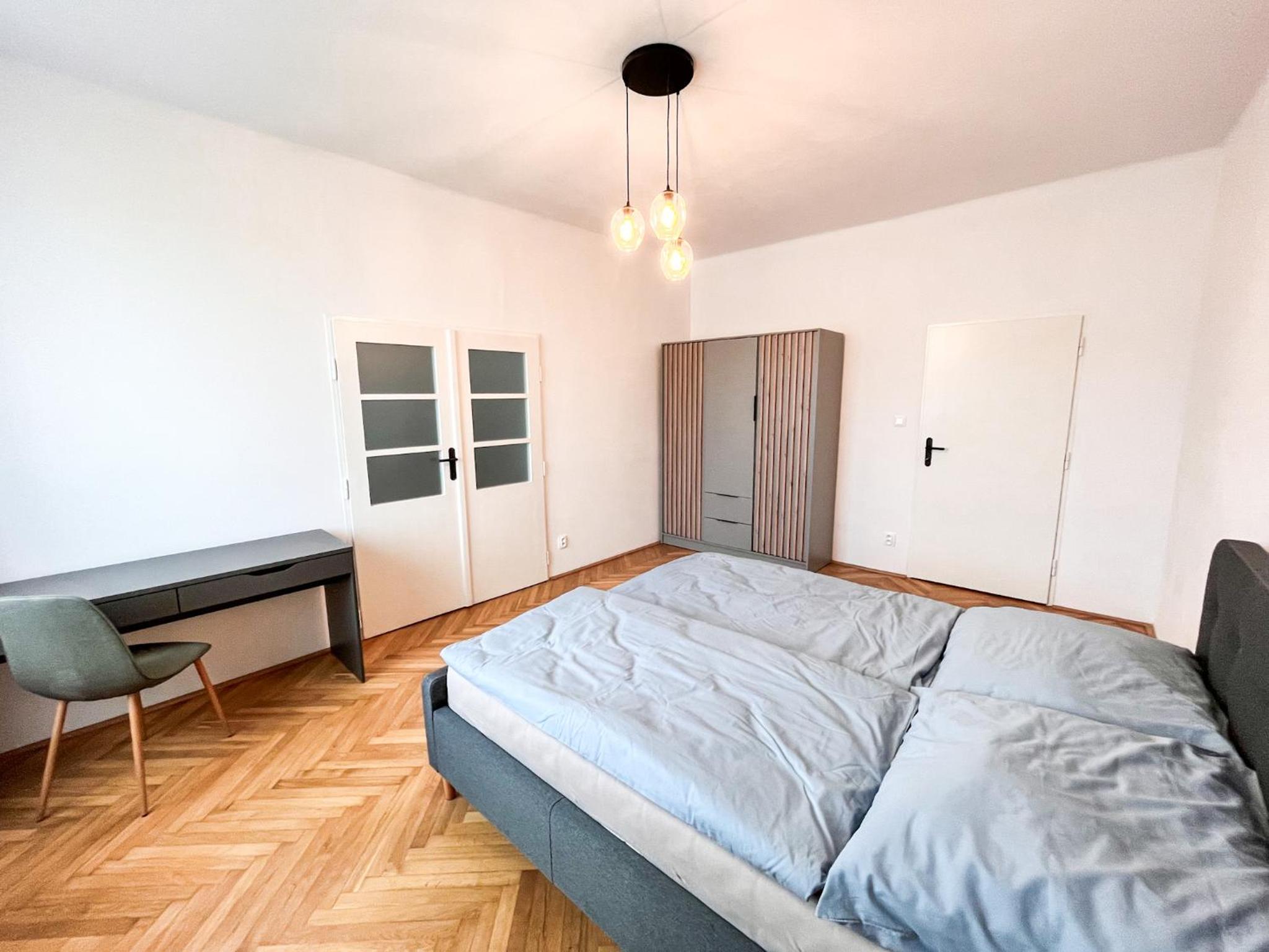 Newly renovated, 3 bedrooms flat in city center, near train station view 3