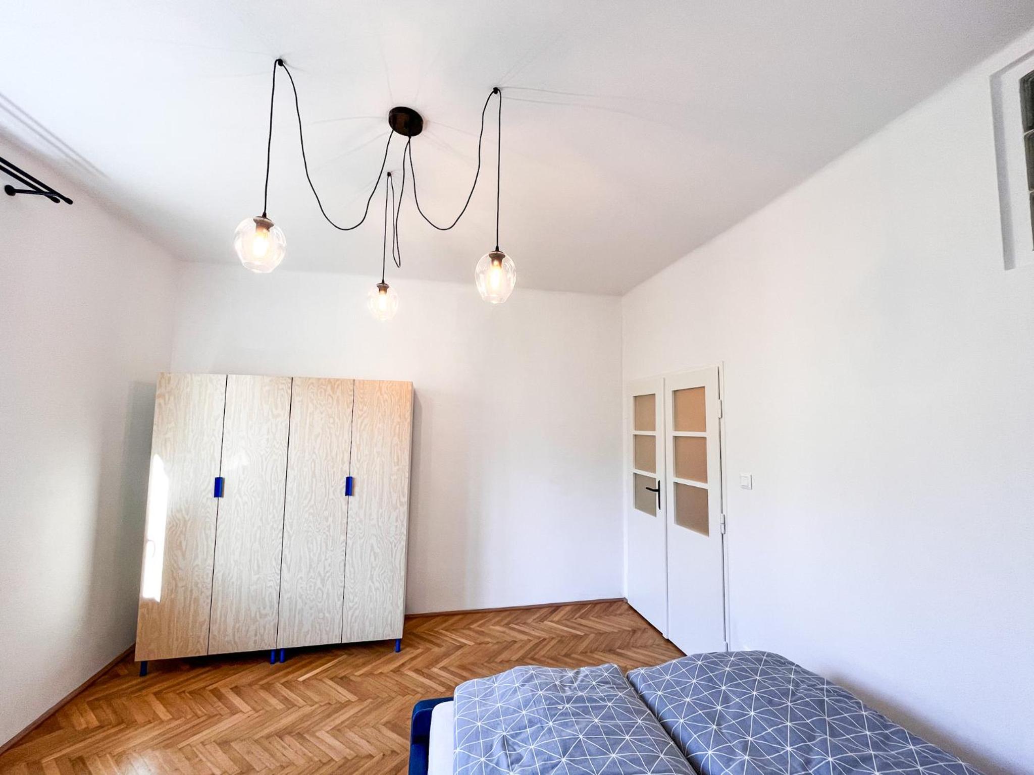 Newly renovated, 3 bedrooms flat in city center, near train station view 4