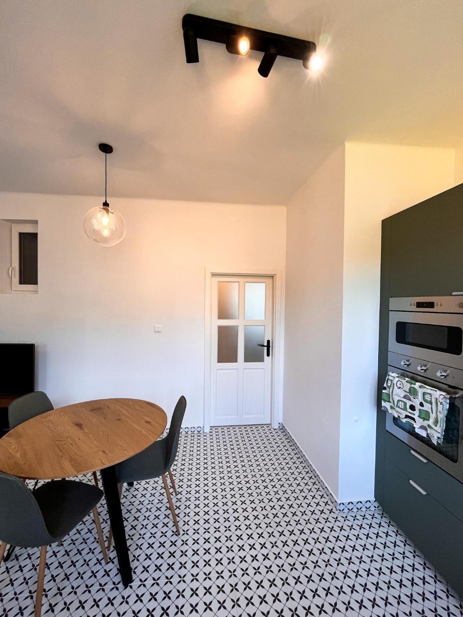 Newly renovated, 3 bedrooms flat in city center, near train station view 5