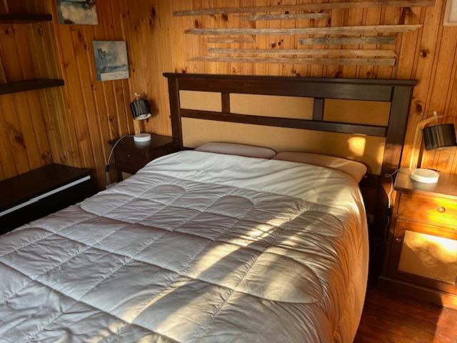 2 Cabañas y Quincho con Orilla a Lago Privado, Ensenada Camino Cascadas