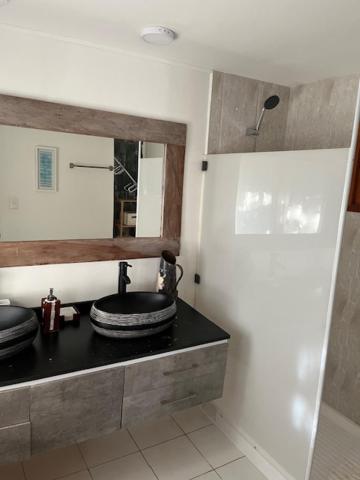 2 Cabañas y Quincho con Orilla a Lago Privado, Ensenada Camino Cascadas